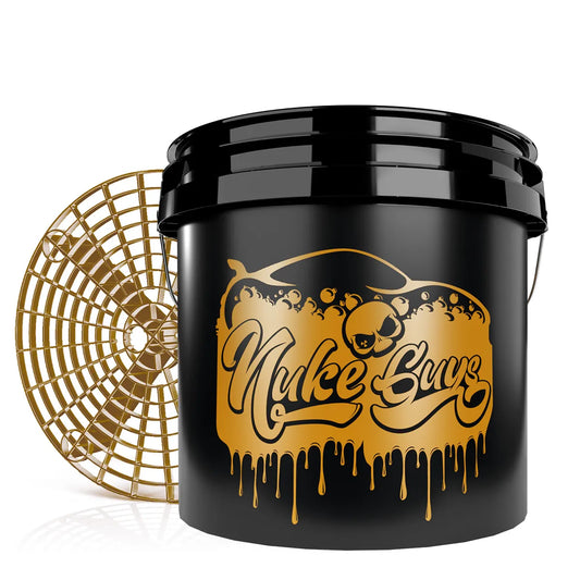 Nuke Guys Golden Bucket Set - GritGuard Wascheimer 3,5 Gallonen und GritGuard Eimereinsatz in Gold