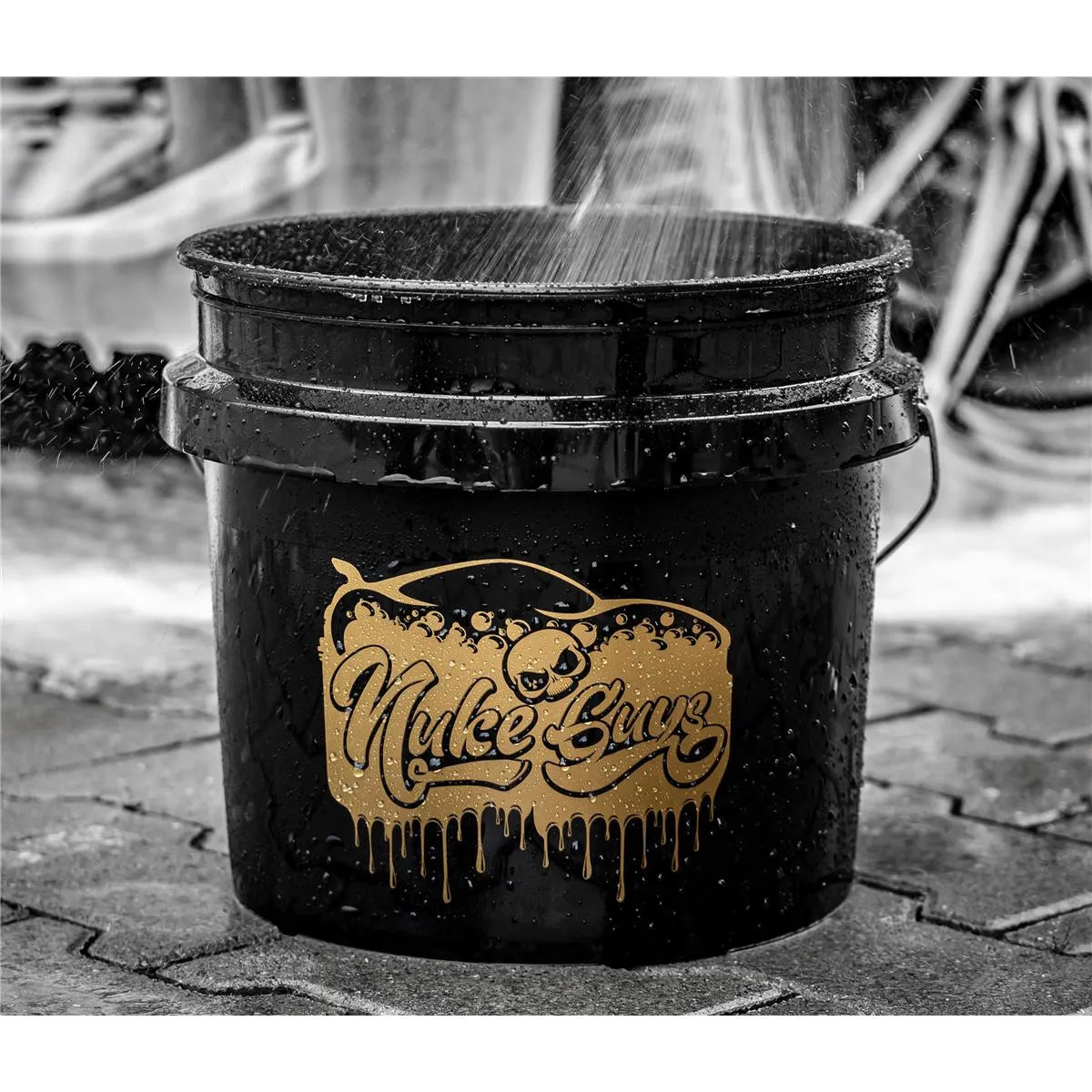 Nuke Guys Golden Bucket Set - GritGuard Wascheimer 3,5 Gallonen und GritGuard Eimereinsatz in Gold