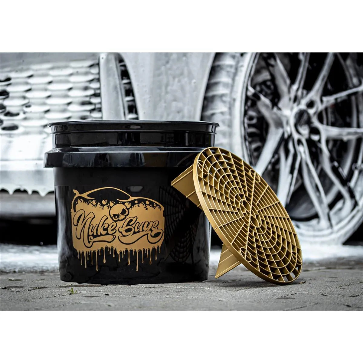 Nuke Guys Golden Bucket Set - GritGuard Wascheimer 3,5 Gallonen und GritGuard Eimereinsatz in Gold